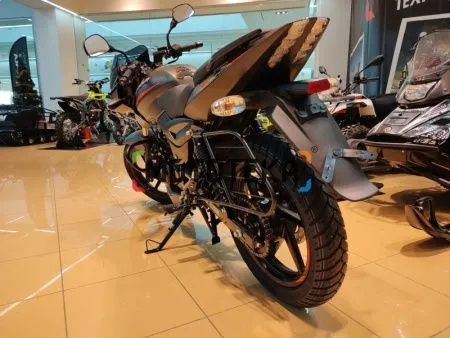 Мотоцикл дорожный BAJAJ (Баджадж) Pulsar 180 чёрный/оранжевый с ПТС - купить с доставкой, по выгодной цене в интернет-магазине Мототека