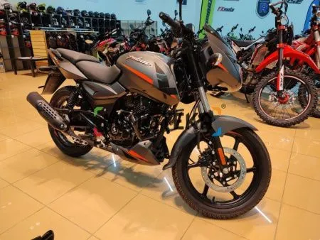 Мотоцикл дорожный BAJAJ (Баджадж) Pulsar 180 чёрный/оранжевый с ПТС - купить с доставкой, по выгодной цене в интернет-магазине Мототека