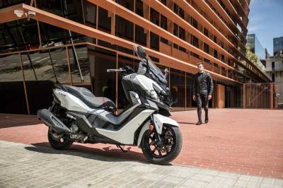 Максискутер SYM (Сим) CRUiSYM a 300 матовый черный с ПТС