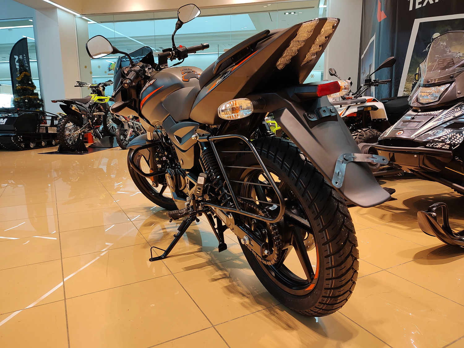 Мотоцикл дорожный BAJAJ (Баджадж) Pulsar 180 чёрный/оранжевый с ПТС