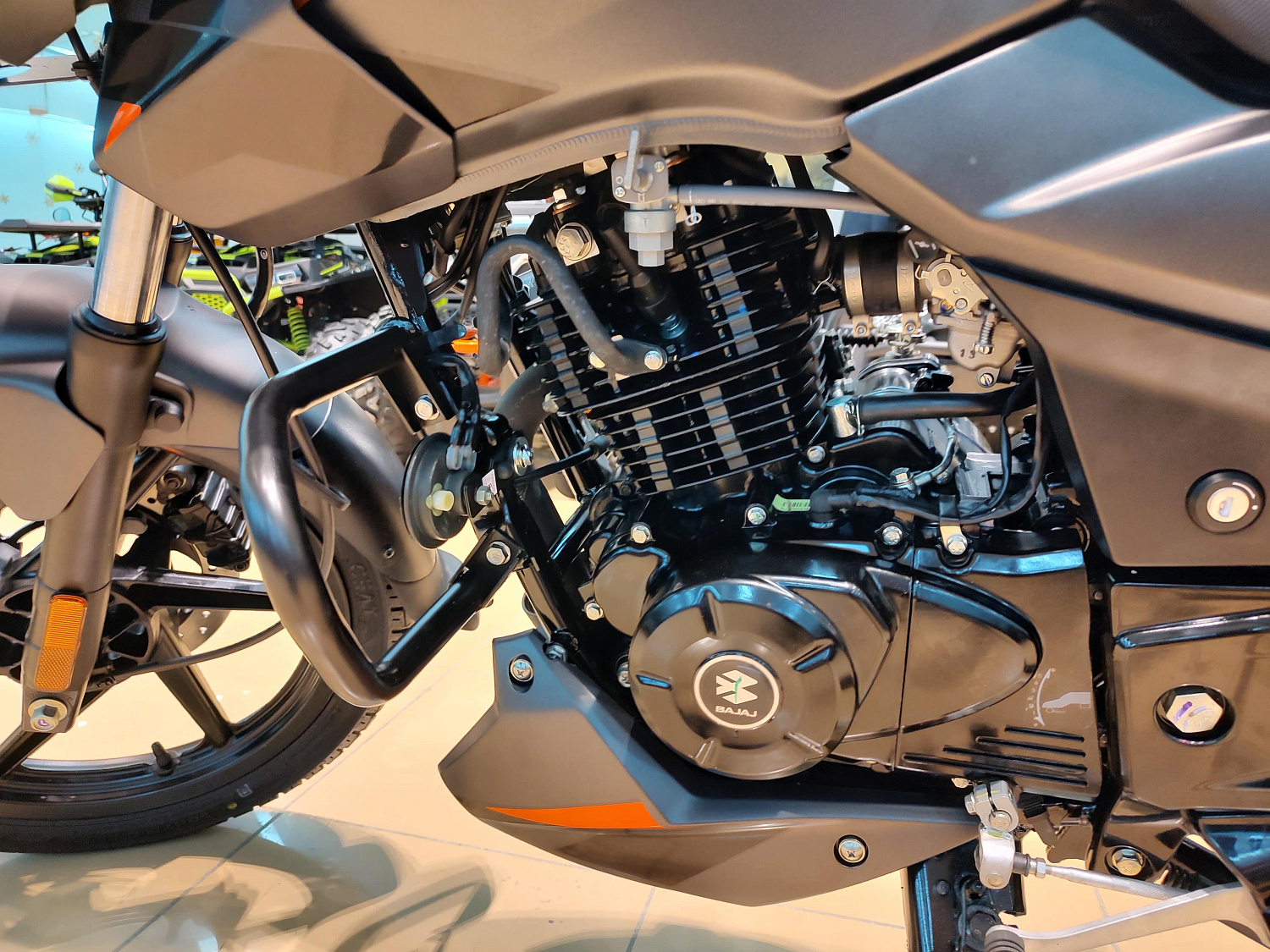 Мотоцикл дорожный BAJAJ (Баджадж) Pulsar 180 чёрный/оранжевый с ПТС