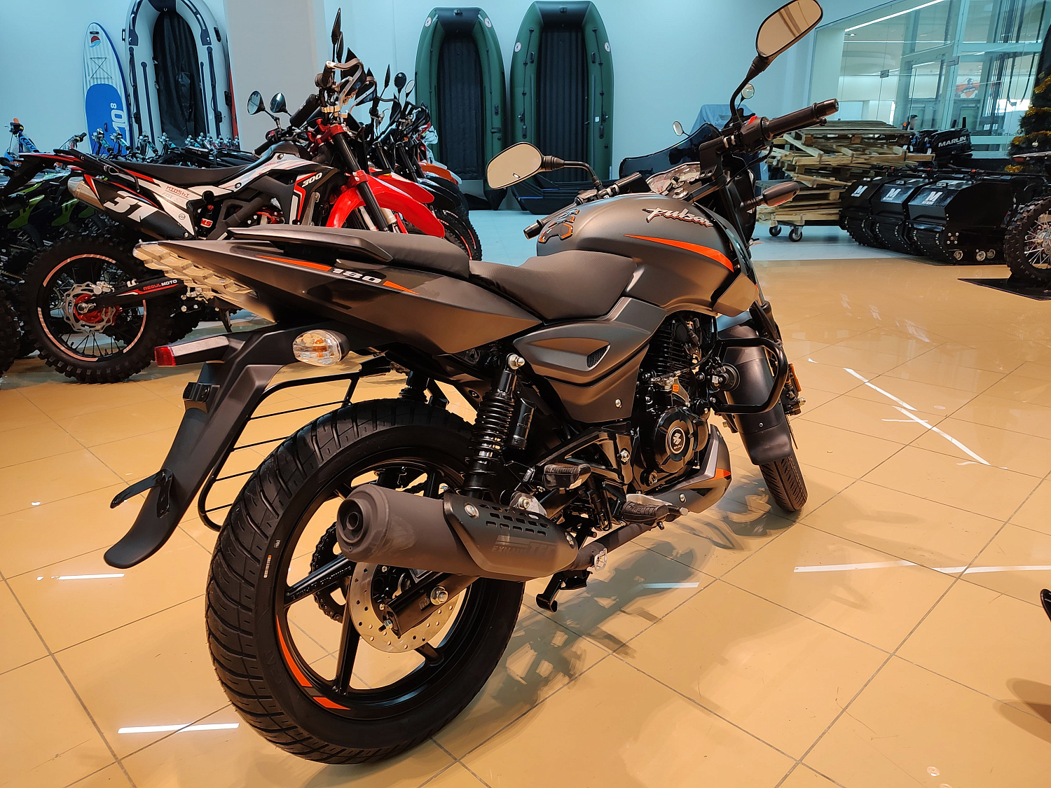 Мотоцикл дорожный BAJAJ (Баджадж) Pulsar 180 чёрный/оранжевый с ПТС