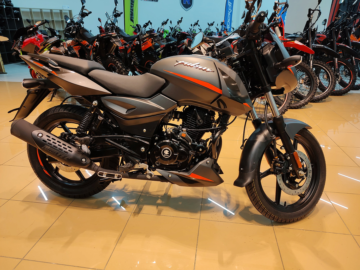 Мотоцикл дорожный BAJAJ (Баджадж) Pulsar 180 чёрный/оранжевый с ПТС