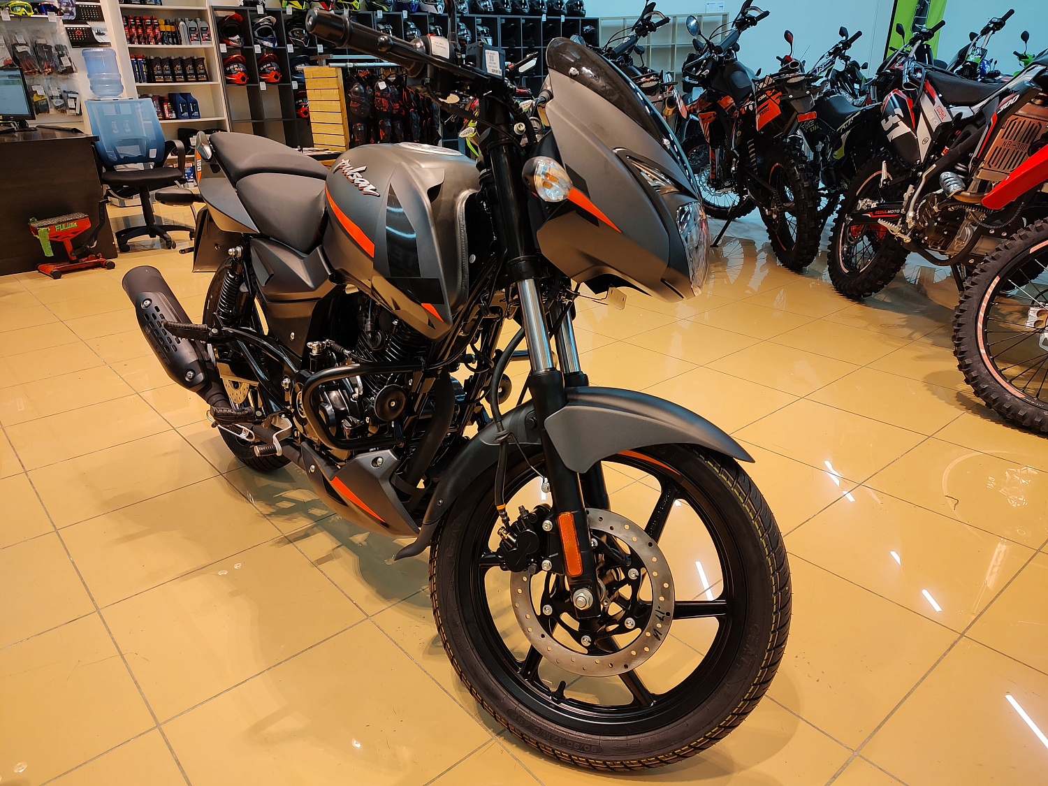 Мотоцикл дорожный BAJAJ (Баджадж) Pulsar 180 чёрный/оранжевый с ПТС