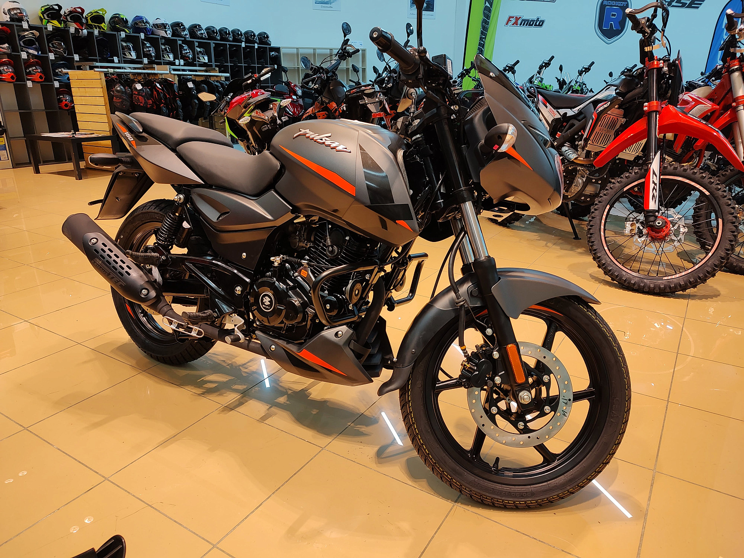 Мотоцикл дорожный BAJAJ (Баджадж) Pulsar 180 чёрный/оранжевый с ПТС