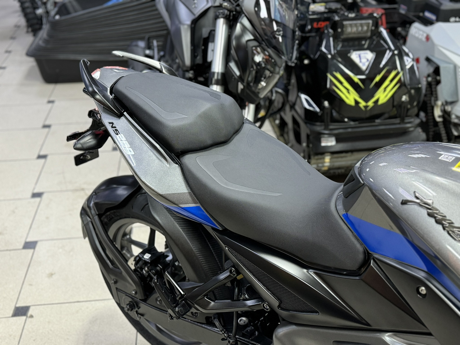 Мотоцикл дорожный BAJAJ (Баджадж) Pulsar NS 200 UG серый с ПТС