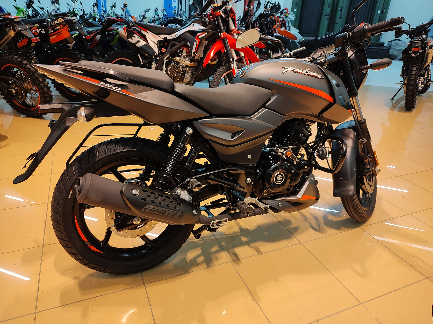 Мотоцикл дорожный BAJAJ (Баджадж) Pulsar 180 чёрный/оранжевый с ПТС